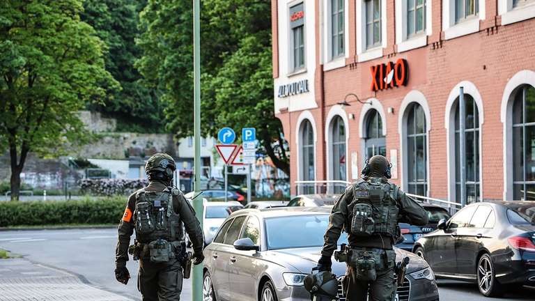 Rechtsextreme Terrorzelle zerschlagen: Jugendliche planten Anschläge in mehreren Bundesländern Rechtsextreme Terrorzelle zerschlagen: Jugendliche planten Anschläge in mehreren Bundesländern